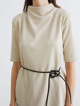 Dik Yaka Beli Kemerli Bluz