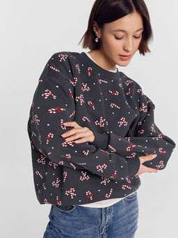 Свитшот женский серый новогодний с принтом конфеты