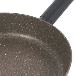 51448 WERNER Сковорода ORGANIC STONE STYLE 28x5,5 см с индукционным дном, с двухслойным антипригарным покрытием Pfluon, бакелитовая ручка с покрытием Soft Touch. Цвет: коричневый. Материал: прессованный алюминий. Толщина стенок и дна: 2,8 мм.  фото 5