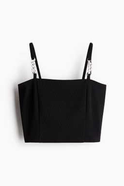 Top cropped de tirantes con cadena decorativa