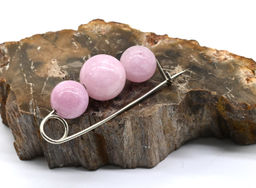 Брошь-булавка от сглаза с кунцитом 35*10 мм. Радуга камня