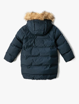 Длинный пуховик для мальчика с карманом на молнии и капюшоном из искусственного меха