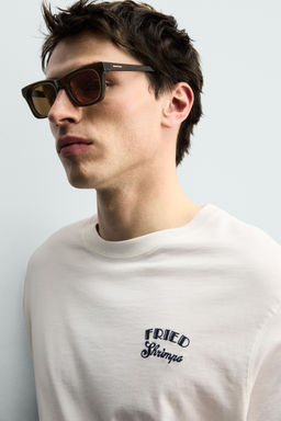 CAMISETA REGULAR FIT BORDADO COMBINADO / Blanco roto