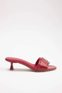 K?rm?z? Aksesuar Detayl? Kad?n Topuklu Terlik TAKSS26TO00063