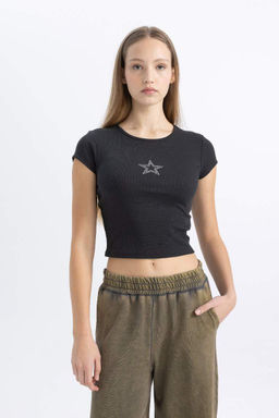 Крутая приталенная футболка в рубчик с короткими рукавами и вышивкой