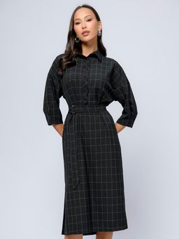 Платье-рубашка черного цвета в клетку длины миди с отложным воротником