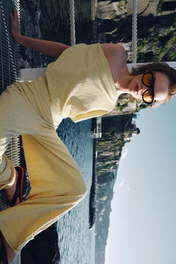 TOP ASIM?TRICO TEXTURA / Amarillo claro