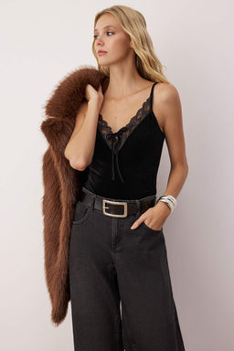 Siyah Derin V Yakal? Dantel Garnili Kadife Body TPRAW26BD00026