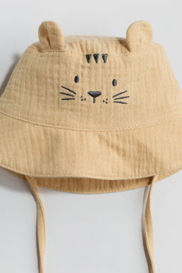 Gorro para el sol con detalles bordados