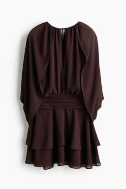 Vestido de gasa con capa decorativa
