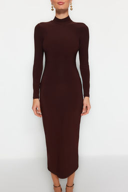 TRENDYOLMILLA Kahverengi Dik Yaka Fitted/Vucuda Oturan Maxi Esnek Orme Kalem Elbise TWOAW24EL00614  фото 4