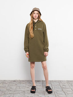 Kap??onlu Yaz? Bask?l? Uzun Kollu Elbise