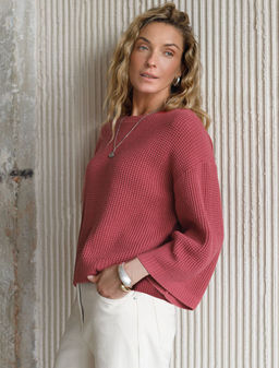 Укороченный джемпер с широкими рукавами рельефной вязки из хлопка с акрилом