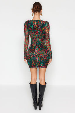 TRENDYOLMILLA Siyah Bask?l? Tul Buzgu/Drape Detayl? Vucuda Oturan V Yaka Mini Orme Kalem Elbise TWOAW24EL00548  фото 6