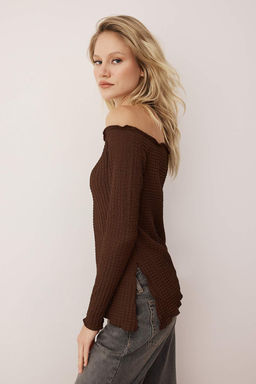 Kahverengi Carmen Yaka Dokulu Etek Ucu Asimetrik Orme Bluz TWOAW26BZ00286