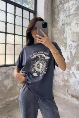 TRENDYOLMILLA Antrasit %100 Pamuk Oversize/Genis Kal?p Bask?l? Orme T-Shirt TWOSS25TS00148