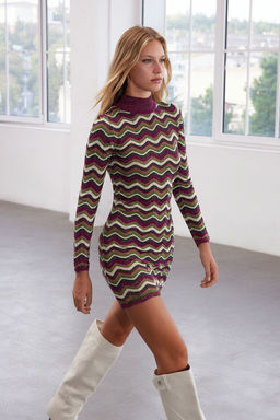 TRENDYOLMILLA Limited Edition Fusya Renk Bloklu Bodycone Mini Triko Elbise TWOAW25EL00504  фото 2