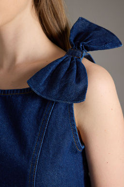 Trendyolmilla Koyu Mavi Kurdele/Fiyonk Detayl? Crop Denim Bluz TWOSS25BZ00476