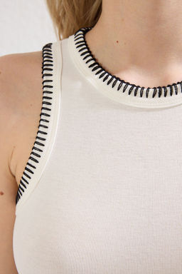 TRENDYOLMILLA Beyaz Kontrast Dikis Detayl? Fitted/Vucuda Oturan Fitilli Esnek Orme Atlet TWOSS25AL00019  фото 3