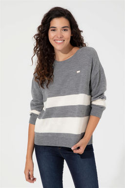 Женский серый меланжевый свитер с круглым вырезом Неожиданная скидка в корзине