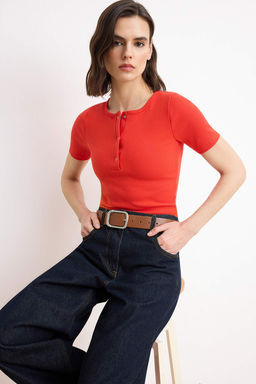 K?rm?z? Fitted/Vucuda Oturan C?tc?tl? K?sa Kollu Fitilli Esnek Orme Bluz TWOSS26BZ00334