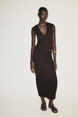 TEXTURED MIDI SKIRT