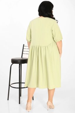 Платье AMORI оливкового цвета летнее свободного кроя plus size - Almond фото 4