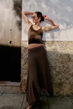 FALDA MIDI ASIM?TRICA PUNTO / Marr?n