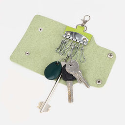 Цена за 2 шт. Ключница карманная на кнопках, 7 карабинов, размер 11×2×6.5 см, зелёная