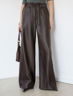 Широкие кожаные брюки-трубы с поясом