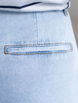 Широкие джинсы с защипами из облегченного денима