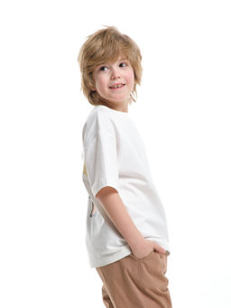 Футболка с принтом на спинке 22-9003 молочный - Mini maxi фото 7