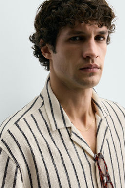 CAMISA ESTRUCTURA TEXTURA / Crudo / Negro