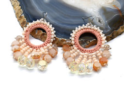 Серьги ручной работы с цирконами в оплетении цв.персиковый