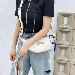 Сумка бананка Hollomumu с брелком в ассортименте - Storyland фото 4