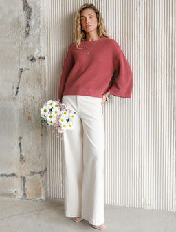 Укороченный джемпер с широкими рукавами рельефной вязки из хлопка с акрилом