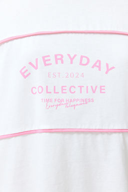 Beyaz %100 Kal?n Pamuklu Renk Bloklu Sloganl? Oversize/Genis Kal?p Orme T-Shirt TWOSS24TS00132