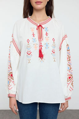 Beyaz Nak?sl? Boyundan Bagc?k Detayl? Dokuma Bluz TWOAW25BZ00296 - Trendyolmilla фото 3