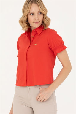 Женщина из красного рубашки с коротким рукавом с скидкой в корзине