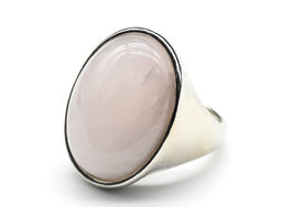 Перстень женский из розового кварца овал 21*28мм