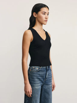 Укороченный топ в рубчик с V-образным вырезом / Zarina  фото 4