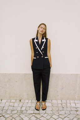 WAISTCOAT WITH CONTRAST TRIMS