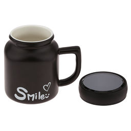 Кружка фарфоровая Smile 480мл, 8,7х8,7см h11см, матовая глазурь, с деколью, цвет - черный, пластмассовая, винтовая крышка, герметичная, с силиконовым уплотнителем, д/горла 6,3см, д/основания 6см, в подарочной коробке (Китай) - Домашняя мода фото 2