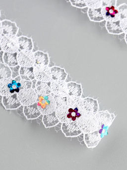 Тесьма гипюровая белая с пайетками 1.5 см, в упаковке 25 метров