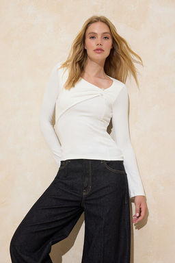 Ekru Fitted/Vucuda Oturan Asimetrik Yaka Aksesuar Detayl? Premium Yumusak Orme Bluz TWOSS26BZ00178 - Trendyolmilla фото 2