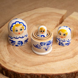 Матрёшка дерево «Гжель», белое платье, 3 кукольная, 9 см