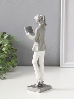 Сувенир полистоун "Девушка в бело-сером костюме с компьютером в наушниках" 24 см