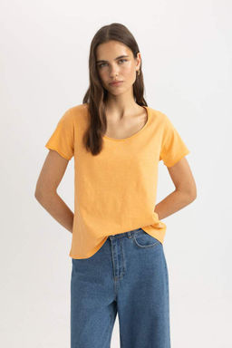 Базовая футболка стандартного кроя с круглым вырезом и короткими рукавами