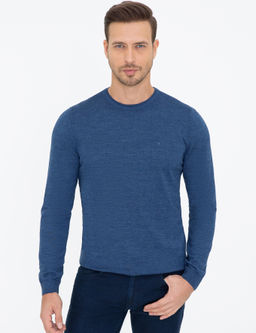 Базовый трикотажный свитер приталенного кроя цвета индиго с круглым вырезом