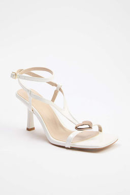 Trendyolmilla Shoes Siyah Alt?n Kalp Aksesuar Detayl? Rugan Kad?n Ince Topuklu Sandalet TAKSS25TO00094 фото 14